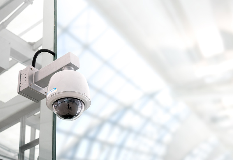 Netzwerk Überwachungskamera in öffentlich zugänglichen Halle